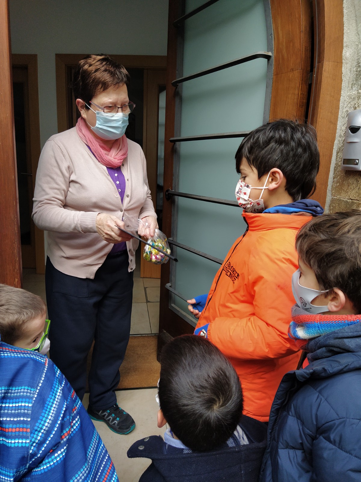 Las personas mayores de Urroz Villa reciben un bonito aguinaldo de la mano de las niñas y niños de la escuela
